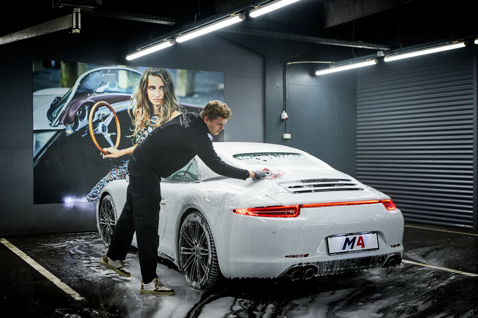 Polering af en hvid Porsche