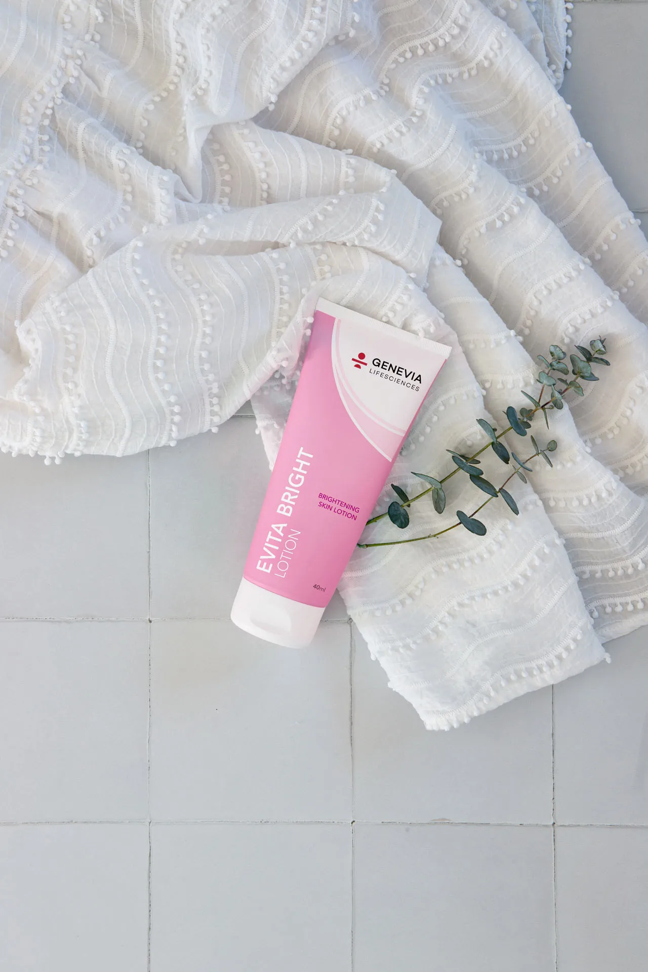 Evita Bright Lotion med lavendel på hvidt strik