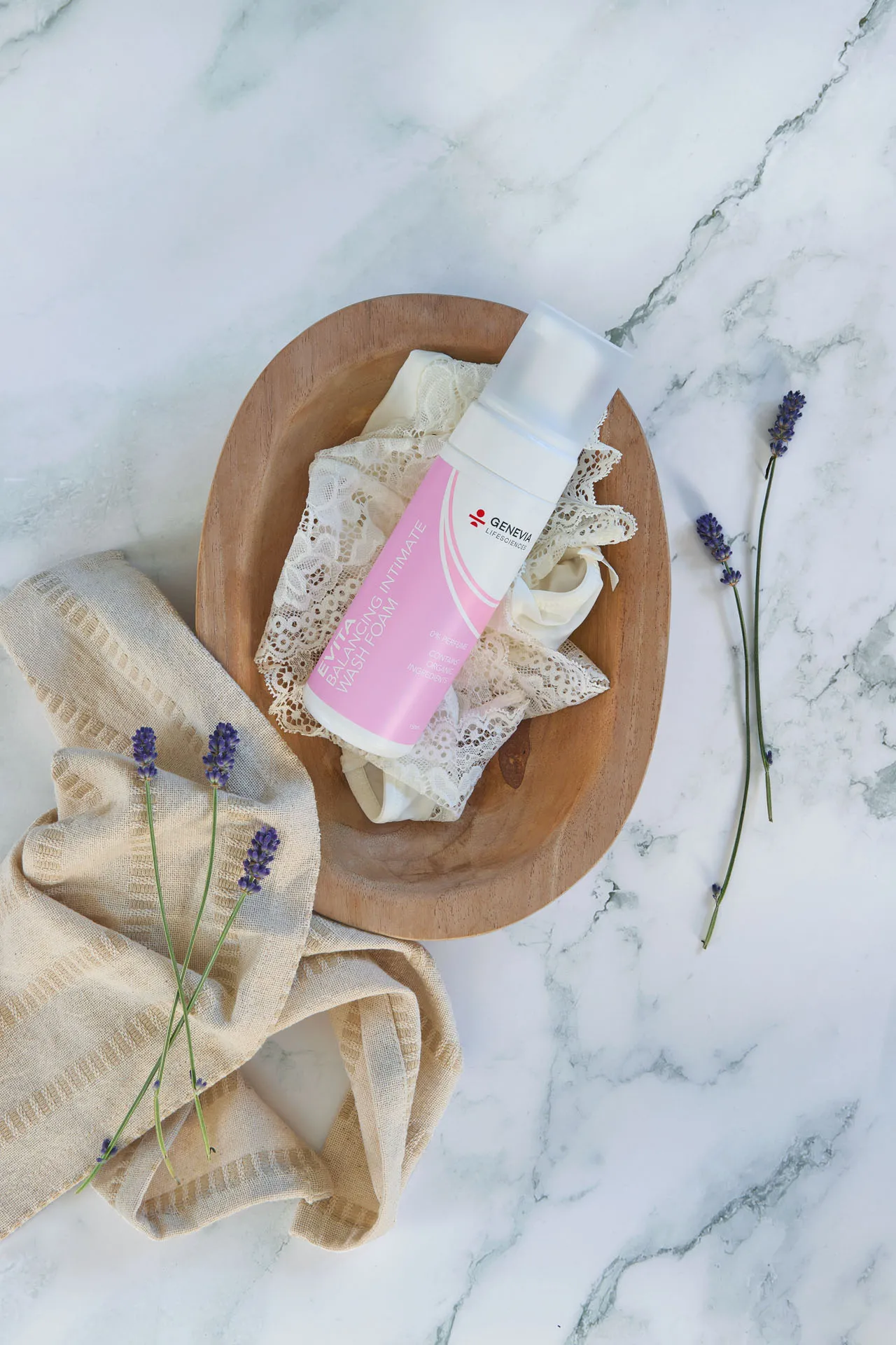Evita Intimate Foam med lavendel og strik på marmor