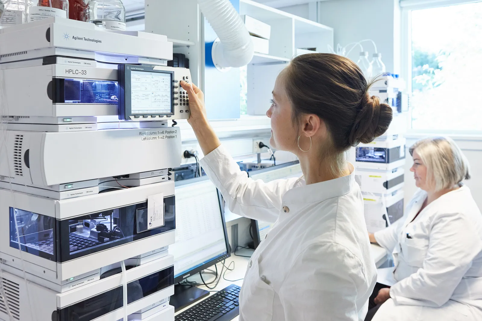 Medarbejder betjener et analyseinstrument i laboratoriet