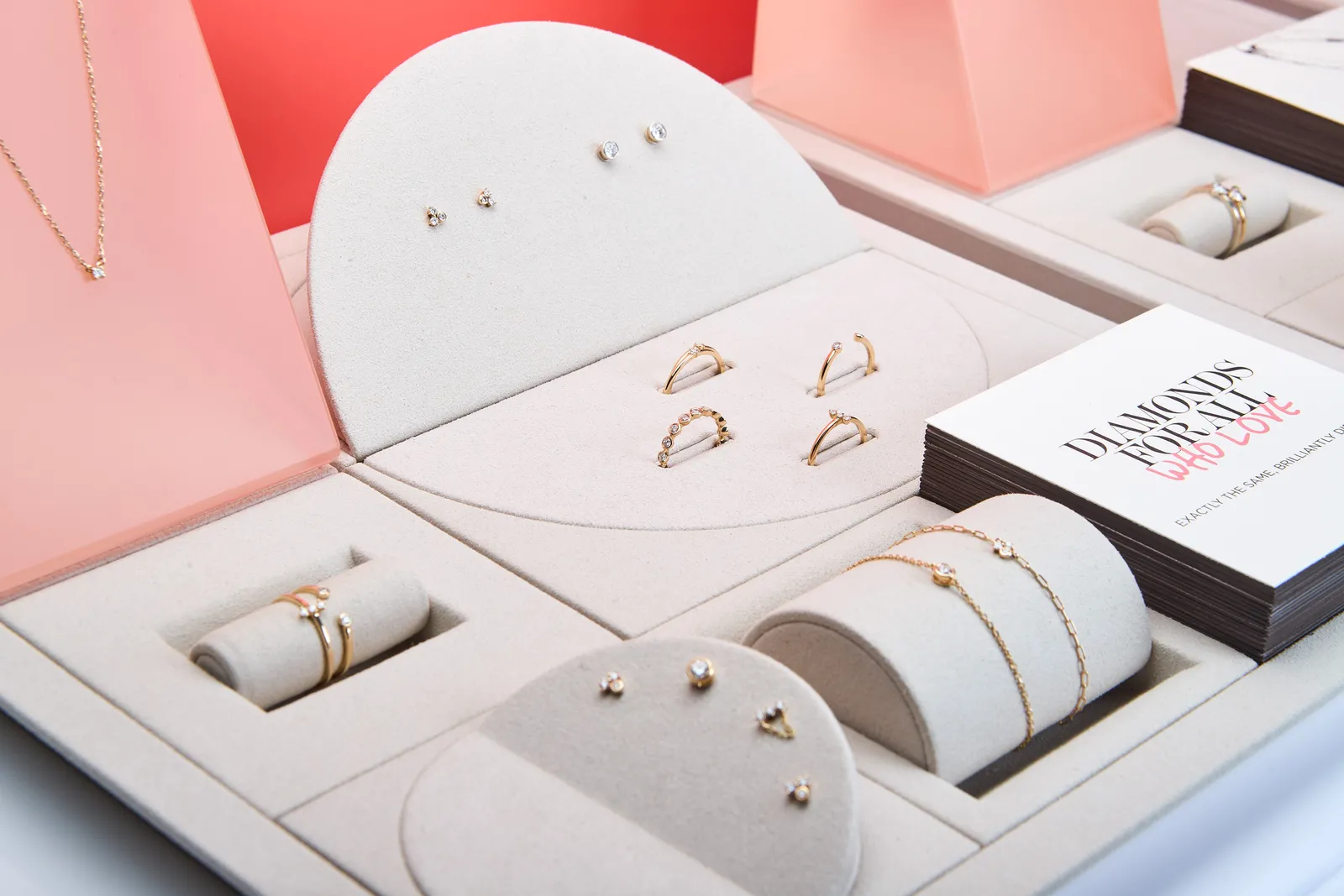 Pandora Lab Grown Diamonds – displaysystem med ringe, øreringe og halskæder