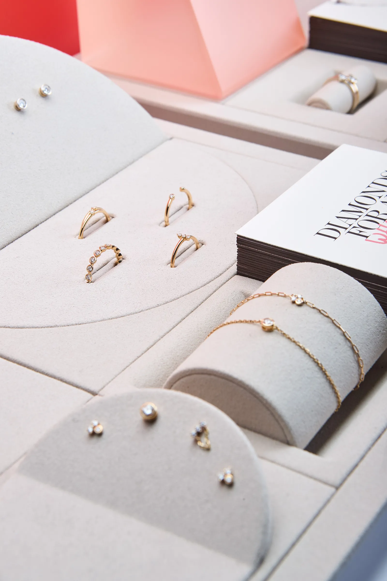 Pandora – ringe, øreringe og armbånd i displayet